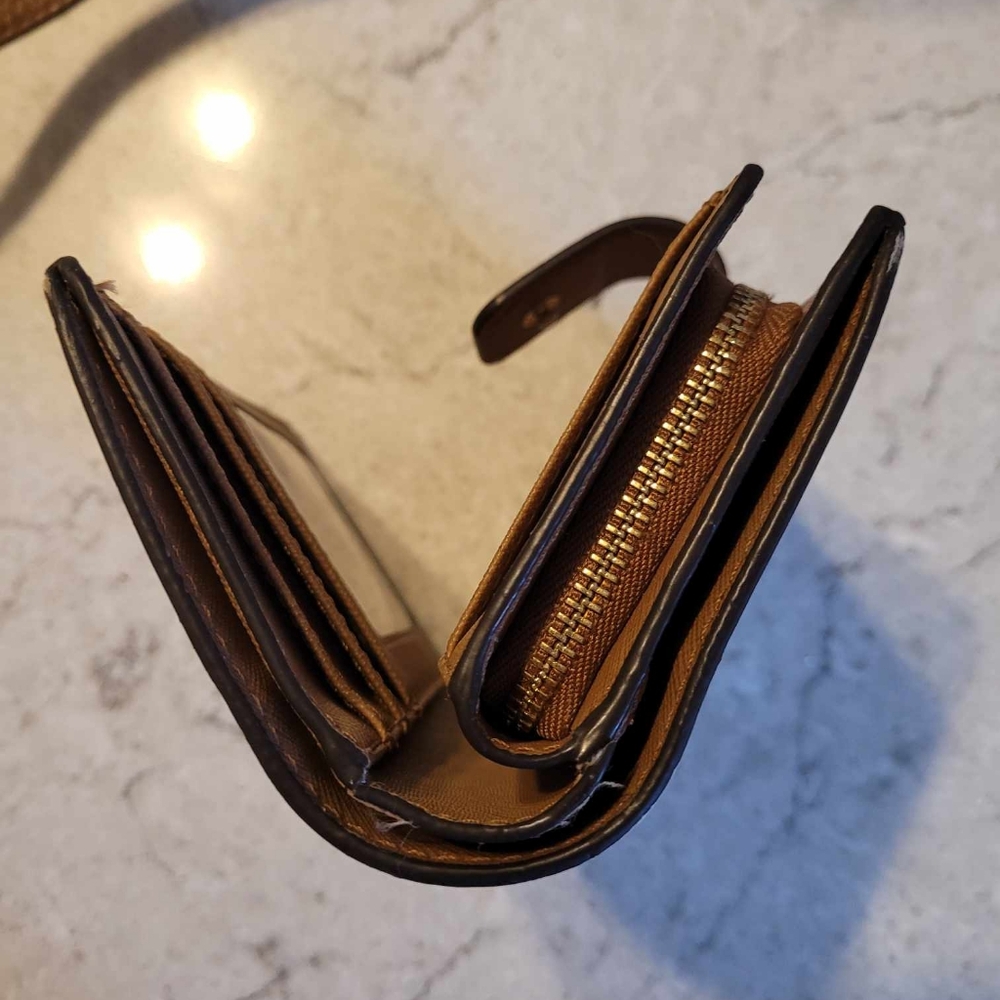$75EMT Michael Kors vanilla bifold compact, signature logo wallet. EUC - Picture 10 of 13